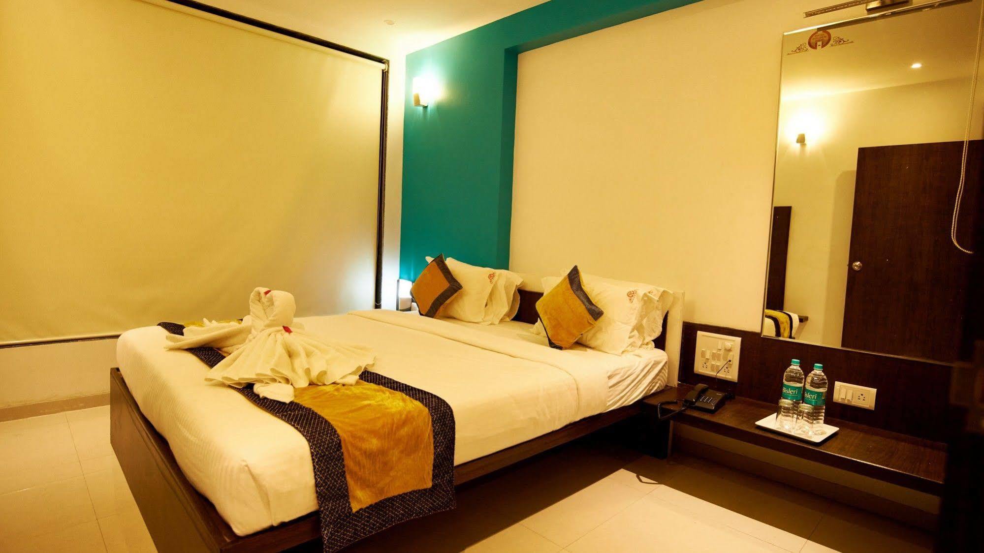Hotel Golden View Shirdi Exterior photo